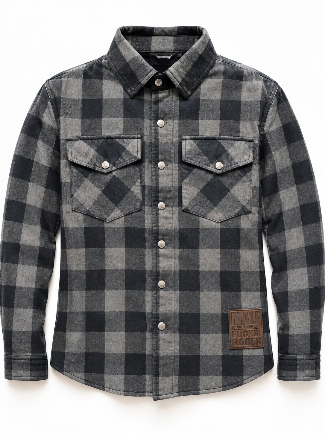 Chemise moto à carreaux gris et noir MALF portée par un motard, style biker lifestyle, avec poches poitrine à boutons pression et patch cuir MALF F*CKIN RACER