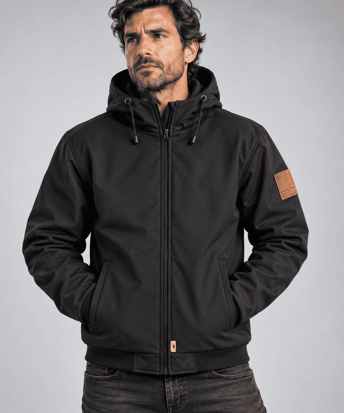 Veste moto Softshell Kevlar noire MALF portée de face, avec capuche ajustable et patch sur la manche.